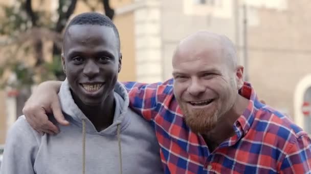 Amistad Interracial Jóvenes Hombres Blancos Negros Abrazando Riendo — Vídeos de Stock