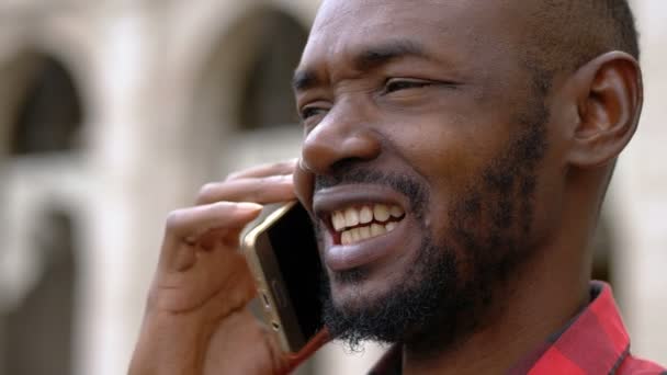 Belo Homem Negro Usando Telefone Cidade — Vídeo de Stock