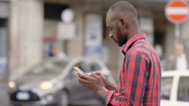 Beau Homme Noir Utilisant Téléphone Dans Ville — Video
