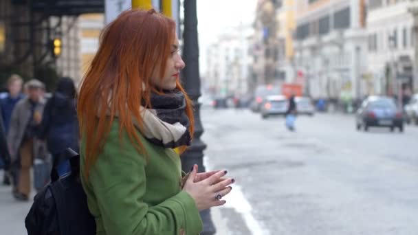 Aburrido Joven Atractiva Mujer Parada Autobús Roma Italia — Vídeo de stock