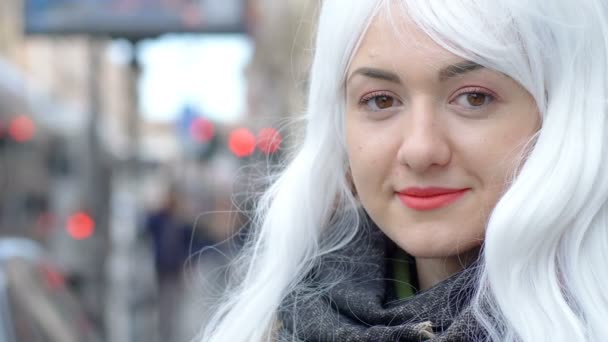 滑稽微笑的年轻妇女与白色 Wigh 在街道 — 图库视频影像