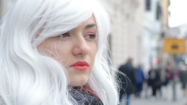 Mujer Joven Pensativa Con Peluca Blanca Calle — Vídeos de Stock