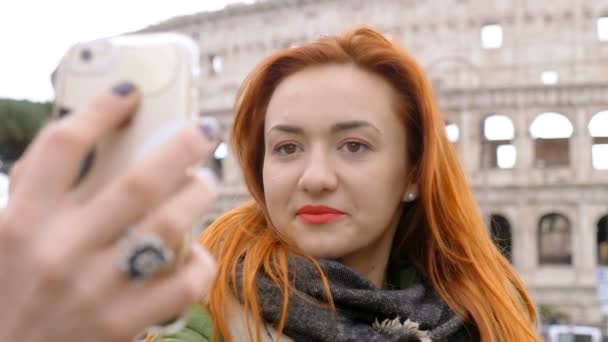 Hermosa Joven Turista Tomando Selfie Con Coliseo Fondo — Vídeo de stock