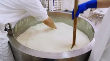Kazan-peynir üretim günlüğü peynir fabrikası süt karıştırma