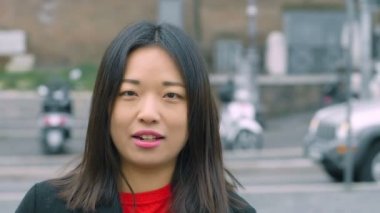 gülümseyen güzel Asyalı kadın sokakta fotoğraf makinesi - yavaş hareket görünüyor