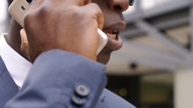 Afrika siyah genç adam telefonla konuşmayı kapat