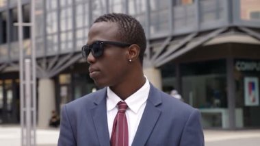 meydan okuma, iş, liderlik - siyah işadamı kamera seyir çekici