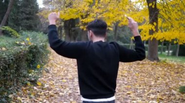  park - ağır çekimde dans mutlu ve komik genç adam