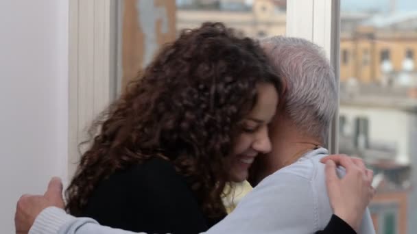 Umarmung Liebe Familiäre Umarmung Zwischen Vater Und Tochter — Stockvideo