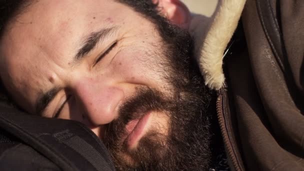 太陽の下で寝ている髭の男をお楽しみください — ストック動画