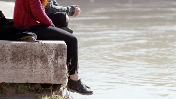 Detail Der Beine Eines Paares Fluss Entspannen Schwätzchen Spaß — Stockvideo