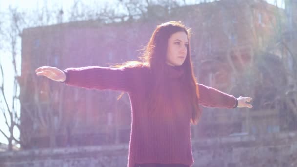 Att Hålla Balans Livet Ung Kvinna Promenader Att Hålla Balansen — Stockvideo