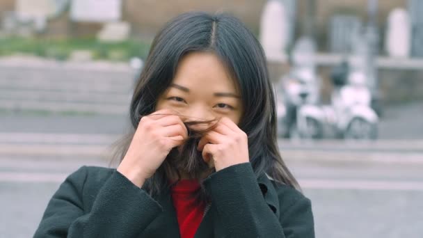 Engraçado Chinês Mulher Joga Com Ela Cabelo Olhando Para Camera — Vídeo de Stock