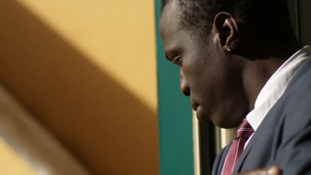 Faillite Travail Triste Inquiet Jeune Homme Affaires Noir Fenêtre — Video