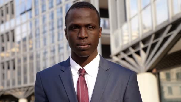 Όμορφος Μαύρο Επιχειρηματίας Στο Δρόμο Κάνει Thumb Αργή Κίνηση — Αρχείο Βίντεο