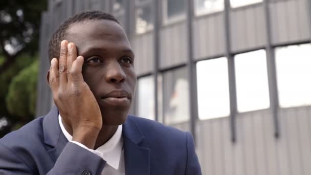 Fundersam Och Dagdrömma Svart Afrikansk Man Tänka Utomhus — Stockvideo