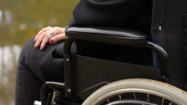 Handicap Verdriet Eenzaamheid Handen Van Een Rolstoel Vrouw Overweegt — Stockvideo