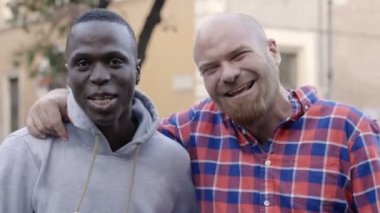 eşitlik, dostluk ve suç ortaklığı. Siyah adam ve beyaz adam sarılma ve gülümseyen