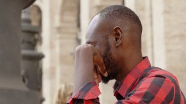 Güzel genç siyah adam açık