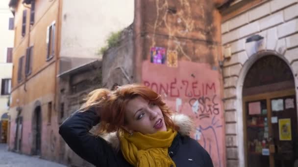 Bonita Jovem Mulher Rua Tocando Seu Cabelo — Vídeo de Stock