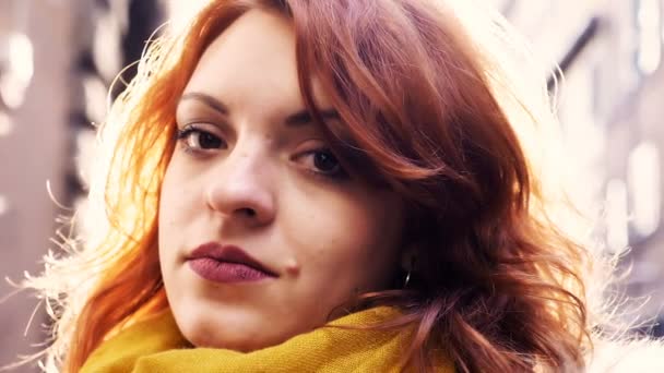 性感的红头发女人调情的相机 — 图库视频影像