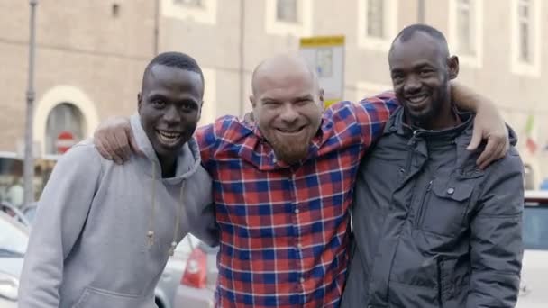 Drie Jonge Zwarte Witte Vrienden Straat Glimlach Camera — Stockvideo