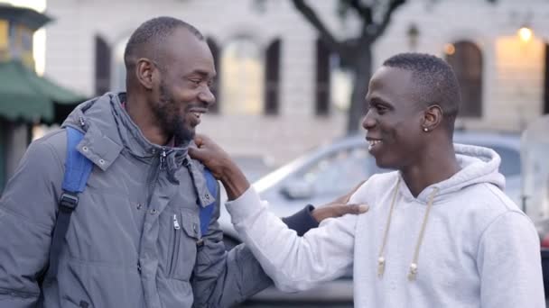 Twee Jonge Zwarte Vrienden Straat Glimlach Chatten — Stockvideo