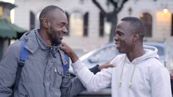 Dois Jovens Amigos Negros Rua Sorrir Conversar — Vídeo de Stock