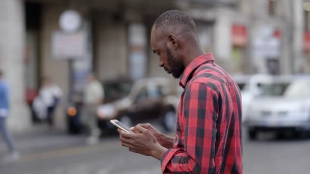 Beau Homme Noir Utilisant Téléphone Dans Ville — Video