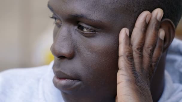Задумчивый Молодой Черный Человек Поворачивается Смотрит Камеру — стоковое видео