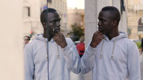 Jeune Homme Noir Dans Rue Reflète Sur Une Vitrine — Video