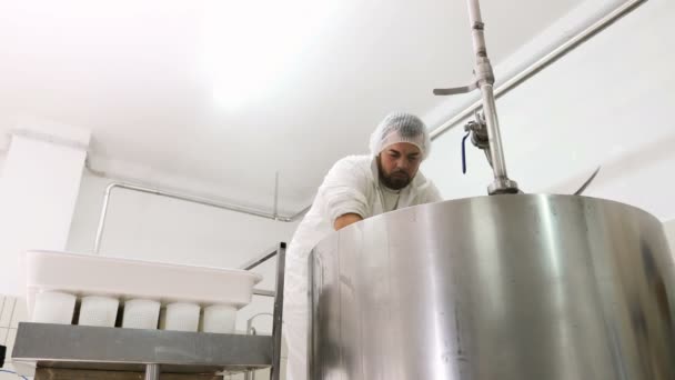 Peynir Yapma Peynir Fabrikası Günlük Çalışma — Stok video