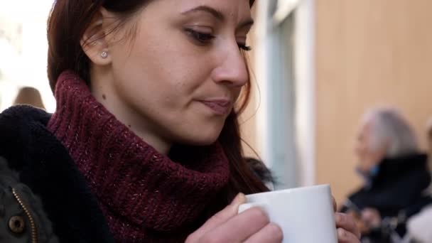 Nadenkend Triest Vrouw Drinken Koffie Het Café — Stockvideo