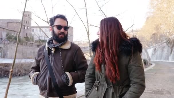 Heureux Jeune Couple Marche Près Rivière — Video