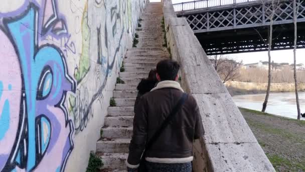 Homem Mulher Subir Escadas Para Chegar Ponte — Vídeo de Stock
