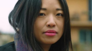 parkta genç çekici asyalı kadın