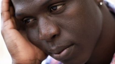 Güzel genç siyah adam açık