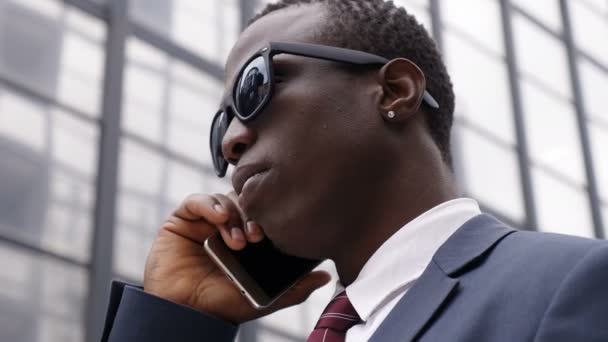 Γοητευτικό Όμορφο Μαύρο Επιχείρηση Άνθρωπος Μιλώντας Από Τηλεφώνου Στο Δρόμο — Αρχείο Βίντεο