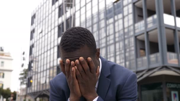 Hombre Negocios Afroamericano Triste Preocupado — Vídeo de stock