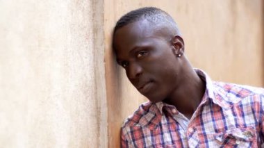 Güzel genç siyah adam açık