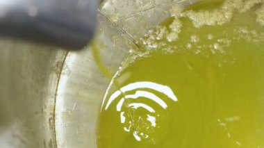 Zeytinyağı kırıcı akan