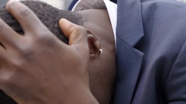 Üzgün Endişeli Afrikalı Amerikalı Adamı — Stok video