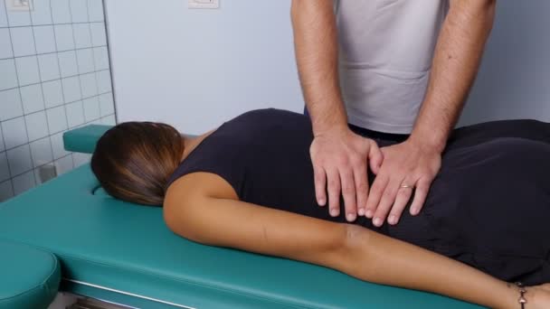 Physiotherapist는 환자의 뒷면 압력 마사지 — 비디오