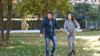 Çift portre bir parkta şiddetli bir kavga var