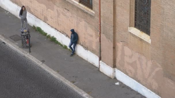 Retrato Mujer Encuentra Con Empujador Encapuchado Calle — Vídeo de stock