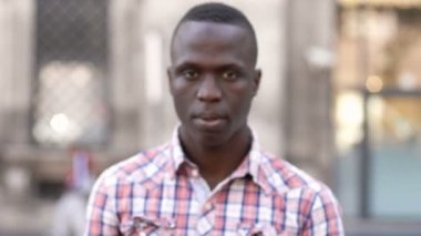 Güzel genç siyah adam açık