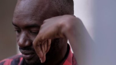 Güzel genç siyah adam açık