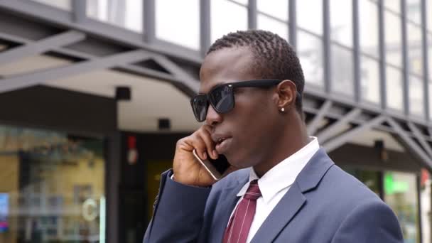 Γοητευτικό Όμορφο Μαύρο Επιχείρηση Άνθρωπος Μιλώντας Από Τηλεφώνου Στο Δρόμο — Αρχείο Βίντεο