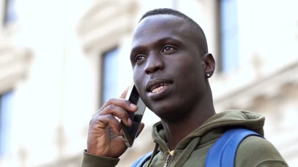 Gyönyörű Fekete Férfi Telefont Városban — Stock videók