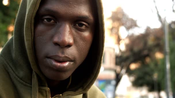 Gyönyörű Fiatal Fekete Ember Szabadtéri — Stock videók